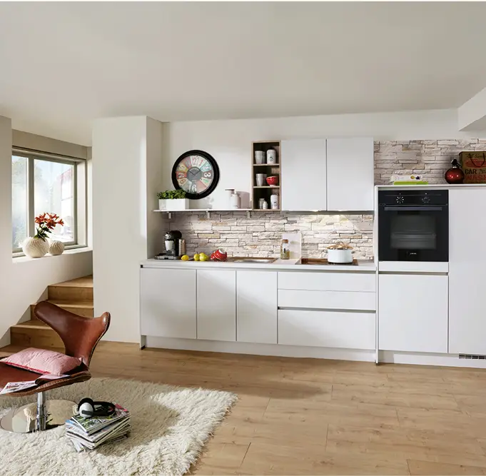 Zeitlose Einbauküche in Weiß mit dekorativer Steinwand, offenen Regalen und modernen Elektrogeräten. Funktionale Küche mit viel Arbeitsfläche und wohnlicher Atmosphäre.